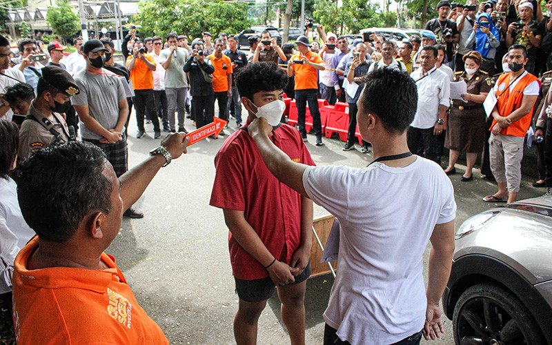 Tampang AKBP Achiruddin Hasibuan Pakai Rompi Tahanan dan Sandal Jepit - Bagian 1