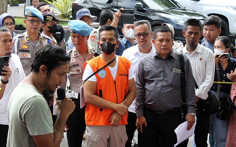 Tampang AKBP Achiruddin Hasibuan Pakai Rompi Tahanan dan Sandal Jepit - Bagian 3