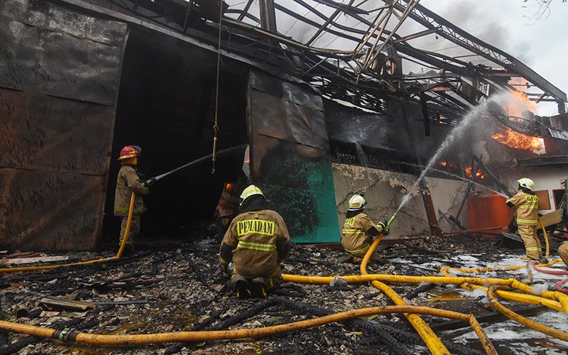Pabrik Cat di Jakarta Utara Ludes Terbakar - Bagian 3