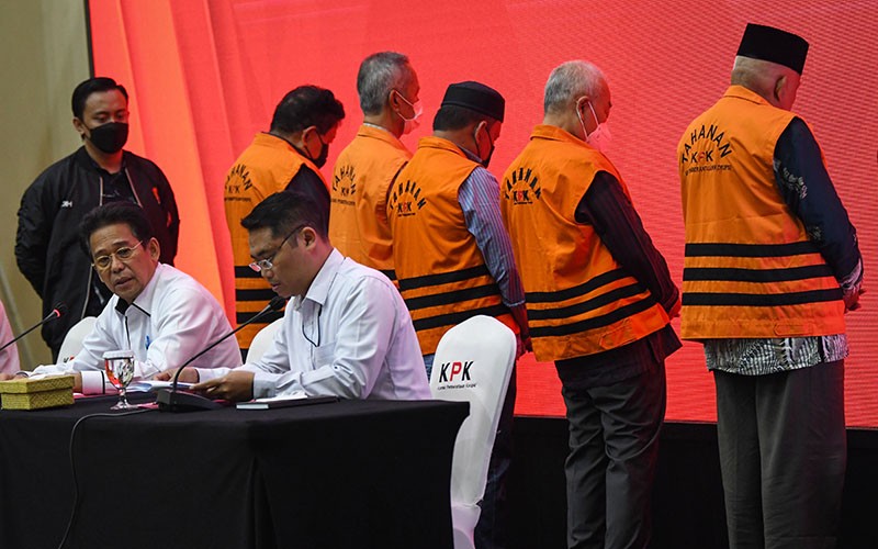 5 Mantan Anggota DPRD Jambi Kompak Pakai Rompi Tahanan KPK - Bagian 2