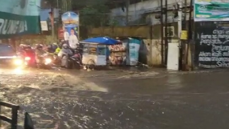 Jalan Berubah Jadi Sungai, Pemotor di Cimahi Nyaris Terseret Arus