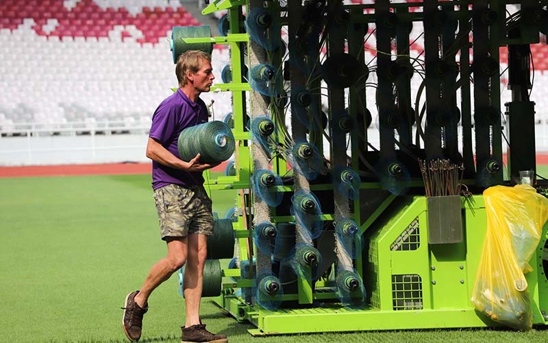 Begini Proses Pemasangan Rumput Sintetis Stadion GBK dengan Mesin Jahit - Bagian 2