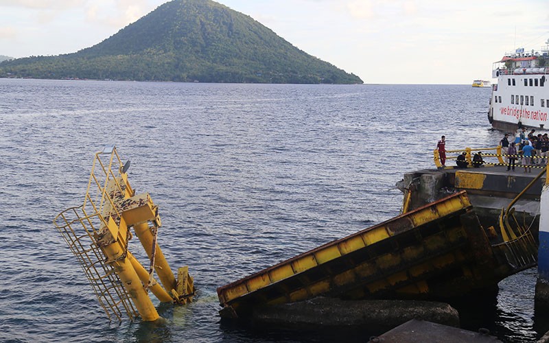 Dermaga Pelabuhan Feri Bastiong Ternate Ambruk Ditabrak Kapal Penumpang - Bagian 1