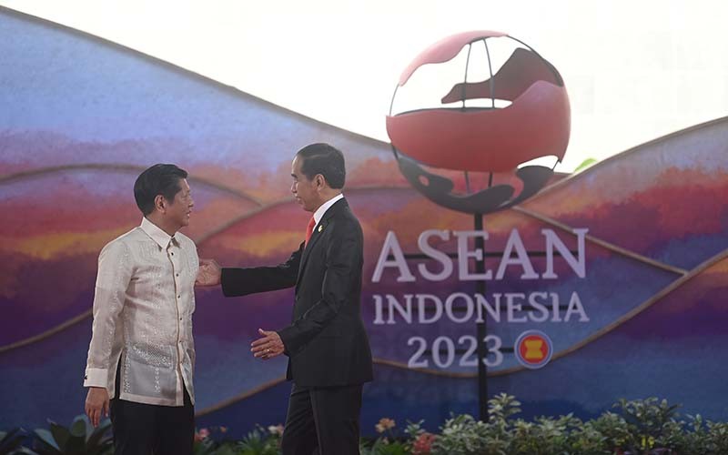 Presiden Jokowi Sambut Kedatangan Presiden Filipina di KTT ASEAN - Bagian 2