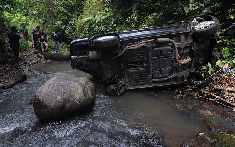 Mobil Jatuh ke Jurang saat Pengemudi Baru Belajar Nyetir di Klaten - Bagian 2