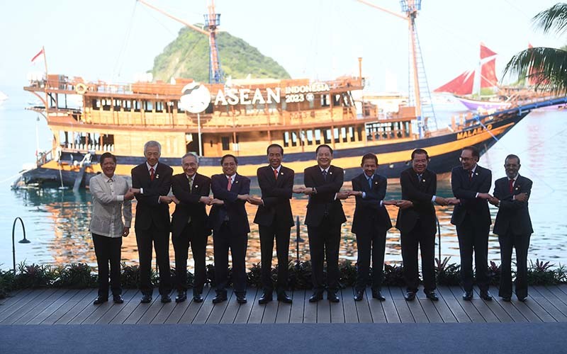 Foto Para Pemimpin ASEAN Bergandengan Tangan Kecuali Myanmar - Bagian 1