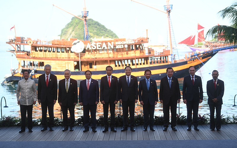 Foto Para Pemimpin ASEAN Bergandengan Tangan Kecuali Myanmar - Bagian 2