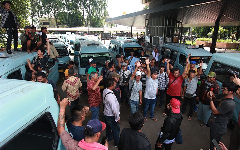 Sopir Angkot Mikrolet 44 Mogok Kerja Tuntut Pengurangan Armada Jaklingko - Bagian 1