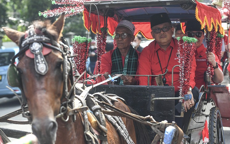 Hasto Naik Delman ke KPU Daftar 500 Bakal Caleg DPR PDI Perjuangan  - Bagian 2