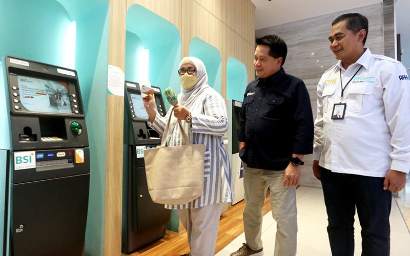 Layanan ATM BSI Sudah Pulih, Nasabah Kembali Bertransaksi - Bagian 1