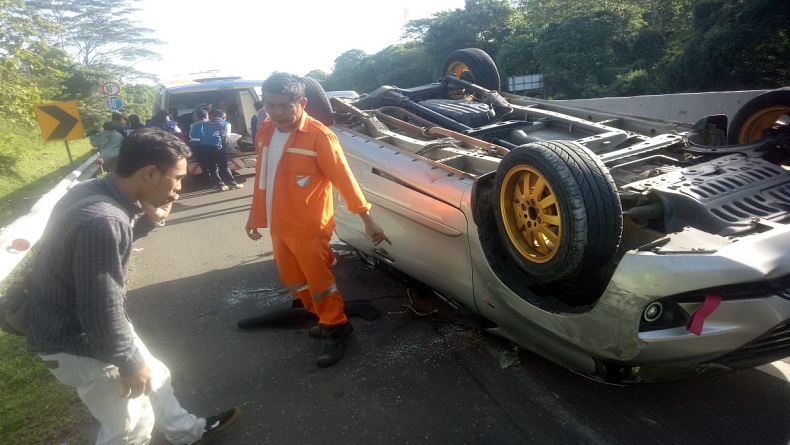 Kronologi Avanza Terbalik di Tol Cipularang, Setir Mendadak Bergetar Kencang