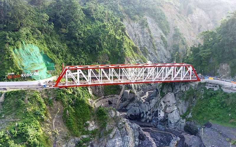 Jembatan Gladak Perak Gunung Semeru Mulai Bisa Dilintasi Kendaraan - Bagian 1