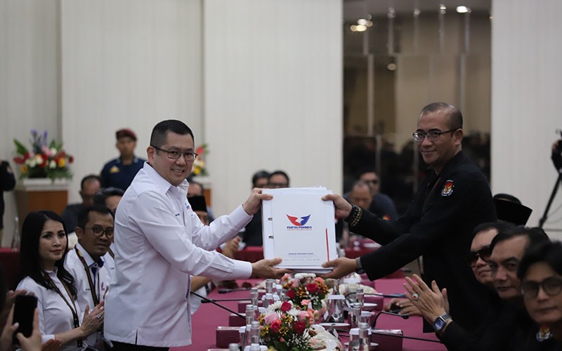 Momen Hary Tanoesoedibjo Serahkan Daftar Bacaleg Partai Perindo ke KPU - Bagian 1