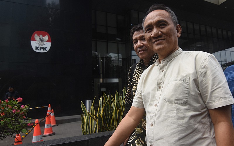 Senyum Politisi Demokrat Andi Arief Diperiksa KPK soal Dugaan Pencucian Uang - Bagian 2