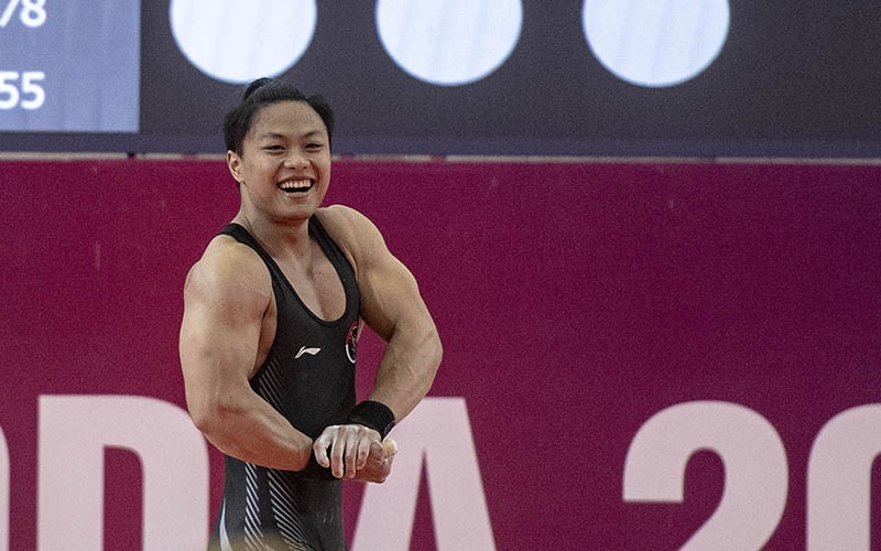 Momen Lifter Indonesia Pamer Otot usai Raih Medali Emas Pecahkan Rekor SEA Games - Bagian 1