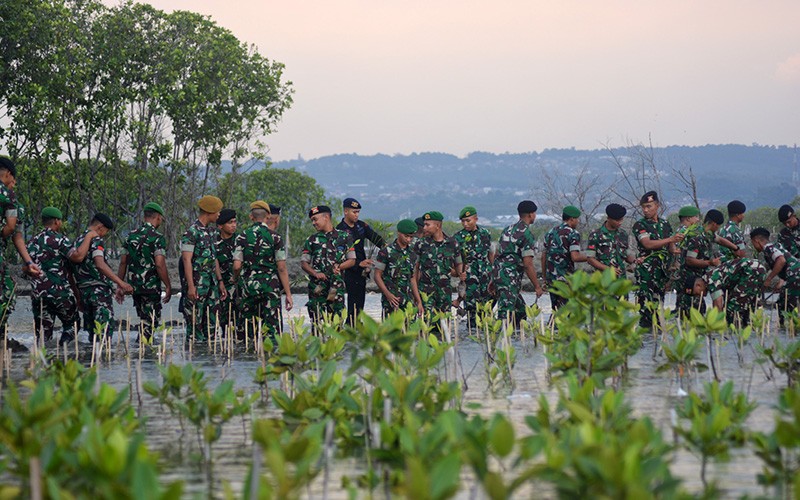 Prajurit TNI-Polri Kompak Tanam Bibit Mangrove di Pesisir Pantai Tirang Semarang - Bagian 1