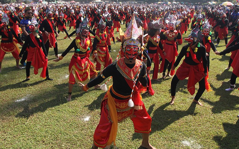 Ribuan Pelajar Ikuti Tari Topeng Bapang di Malang - Bagian 2