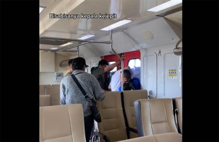 Viral Kepala Penumpang Terjepit Pintu Kereta Bandara YIA, PT KAI Daop 6 Minta Maaf
