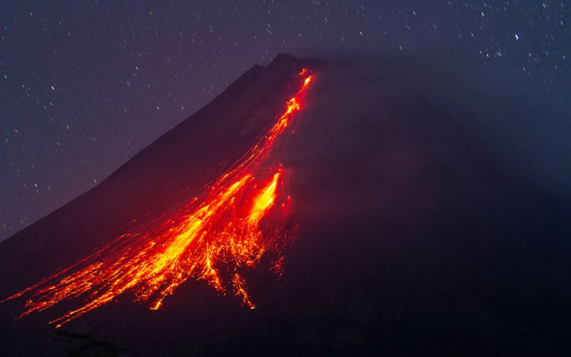 Gunung Merapi Muntahkan 13 Kali Guguran Lava Pijar Sejauh 1,8 Kilometer Pagi Ini