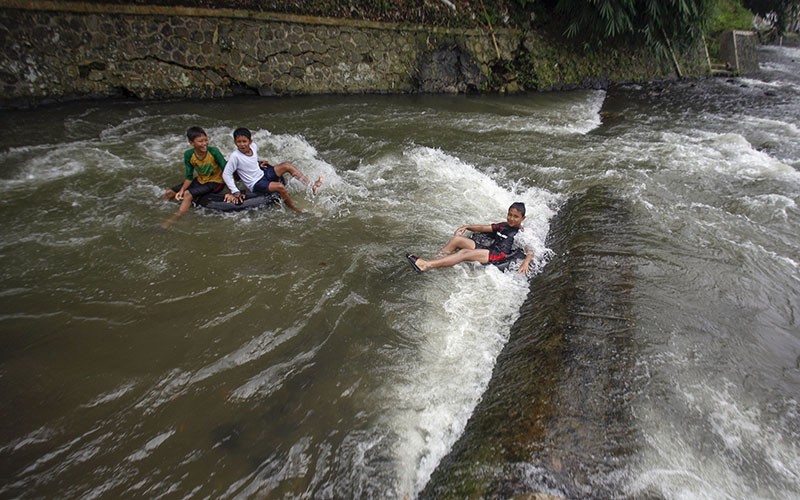 Serunya Bermain Air dengan Ban Karet di Sungai Ciliwung - Bagian 1