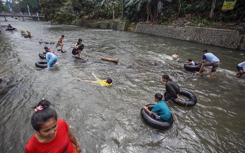 Serunya Bermain Air dengan Ban Karet di Sungai Ciliwung - Bagian 2