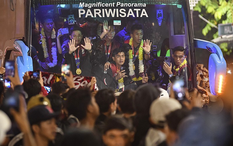 Suporter Sambut Kedatangan Timnas Indonesia U-22 dari SEA Games Kamboja - Bagian 2