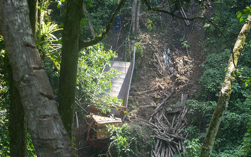 Truk Masuk Jurang Sedalam 30 Meter di Gunung Gumitir Jember - Bagian 2