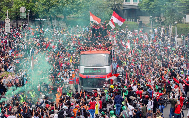 Ribuan Suporter Sambut Arak-arakan Timnas Indonesia U-22, Pemain Pamer Medali Emas - Bagian 2