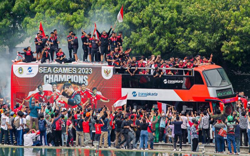 Ribuan Suporter Sambut Arak-arakan Timnas Indonesia U-22, Pemain Pamer Medali Emas - Bagian 5
