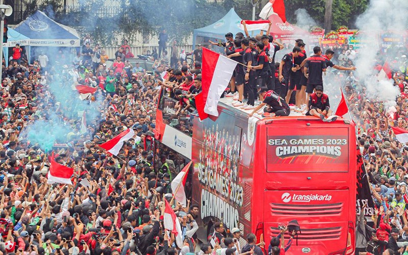 Ribuan Suporter Sambut Arak-arakan Timnas Indonesia U-22, Pemain Pamer Medali Emas - Bagian 3