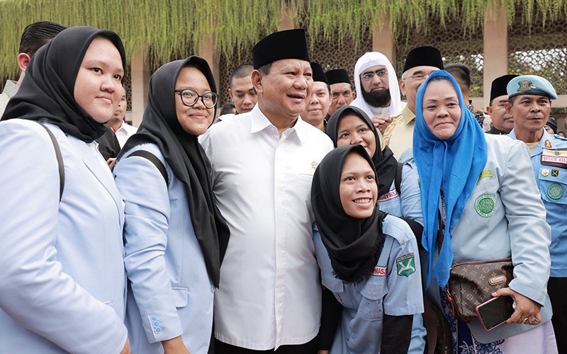 Presiden Dunia Melayu Dunia Islam: Prabowo Banyak Bantu Orang Miskin - Bagian 1