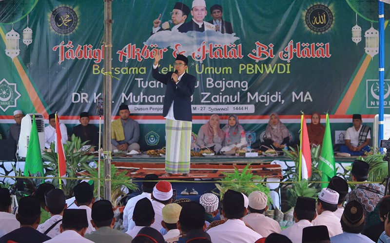 TGB Zainul Majdi Beri Ijazah Hadis Keberkahan pada Tabligh Akbar Lombok Utara - Bagian 1