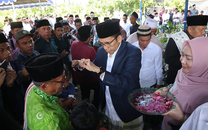 Disambut Antusias, TGB Zainul Majdi Hadiri Upacara Tradisi Ngurisan Lombok Utara - Bagian 1