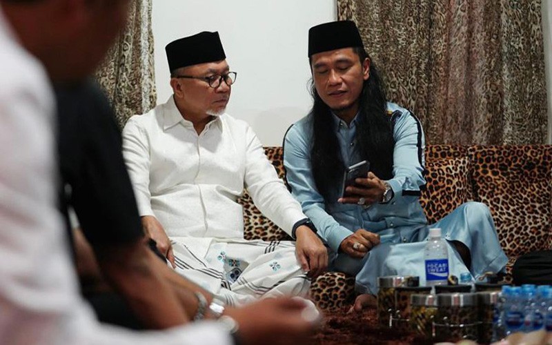 Sowan ke Ponpes Gus Miftah, Zulhas Bagikan Santunan untuk Pendidikan Anak - Bagian 2