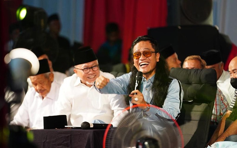 Sowan ke Ponpes Gus Miftah, Zulhas Bagikan Santunan untuk Pendidikan Anak - Bagian 3