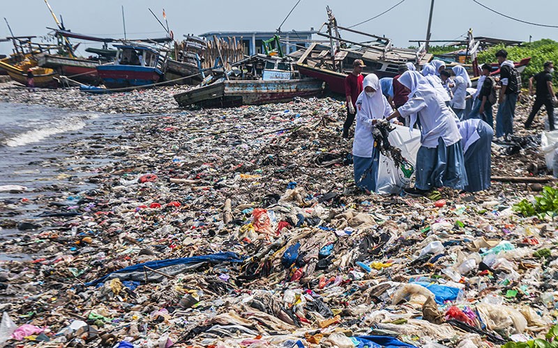 Penampakan Pantai Kotor Penuh Sampah di Pandeglang - Bagian 1