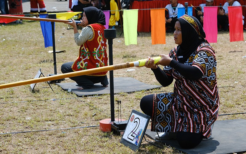 Lomba Menyumpit Lestarikan Olahraga Tradisional Suku Dayak - Bagian 1
