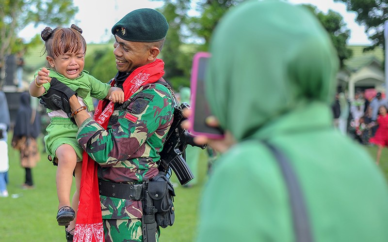 Prajurit TNI Sujud Syukur usai Bertugas di Papua Selama 14 Bulan - Bagian 2