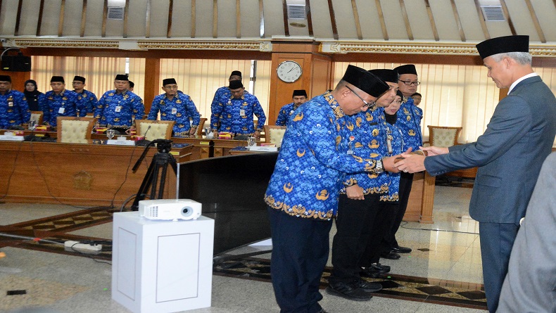 Gubernur Jateng Serahkan SK Perpanjangan 4 Penjabat Kepala Daerah