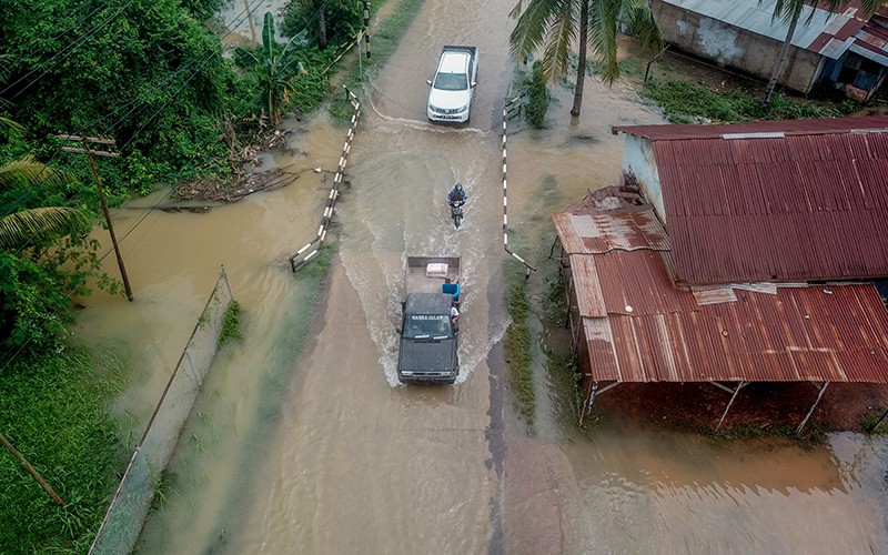 Ratusan Rumah dan Jalan di Jambi Terendam Banjir Lebih dari Setengah Meter - Bagian 1