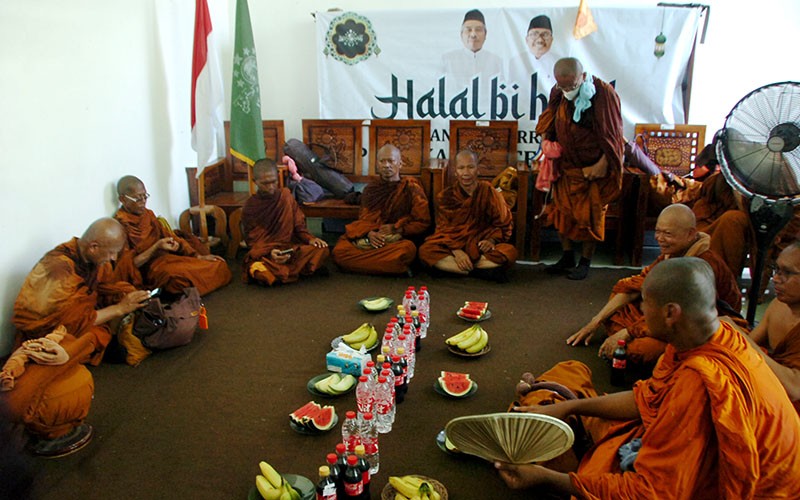 32 Biksu Jalan Kaki Thailand-Candi Borobudur Istirahat di Kantor NU Brebes - Bagian 1