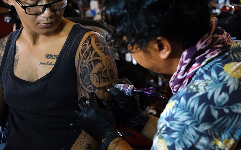 Lomba Membuat Tato Khas Dayak - Bagian 2