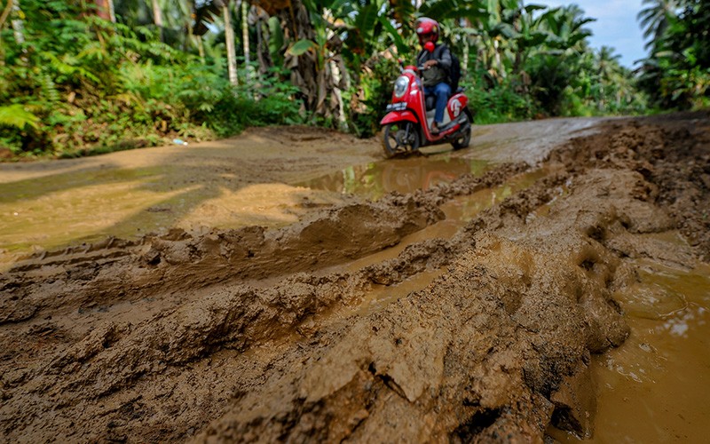 Jalan Menuju Kawasan Wisata di Jambi Rusak Parah - Bagian 2