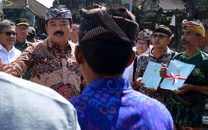 Menteri Hadi Tjahjanto Serahkan Sertifikat Tanah untuk Pura di Gianyar - Bagian 2