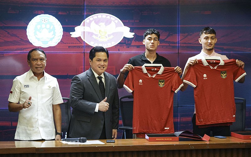 Pemain Naturalisasi Struick dan Jenner Pamer Jersey Timnas Indonesia - Bagian 1
