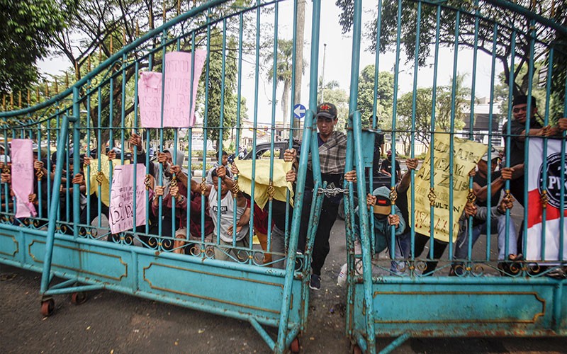 Unjuk Rasa Pencemaran Lingkungan, Massa Dobrak Gerbang Kantor Pemkab Bogor - Bagian 1