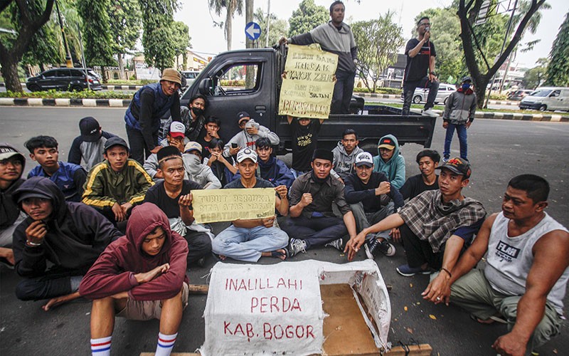 Unjuk Rasa Pencemaran Lingkungan, Massa Dobrak Gerbang Kantor Pemkab Bogor - Bagian 2