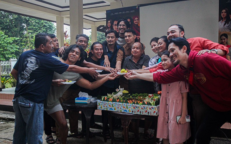 Para Pemain dan Kru Sinetron Cinta Lama Bersatu Kembali Gelar Syukuran  - Bagian 1