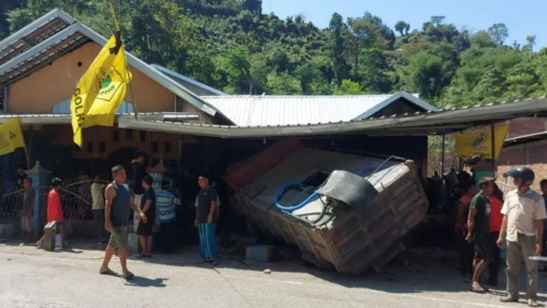 Kecelakaan di Bima, Truk Boks Tabrak Rumah, 2 Tewas 3 Luka-Luka
