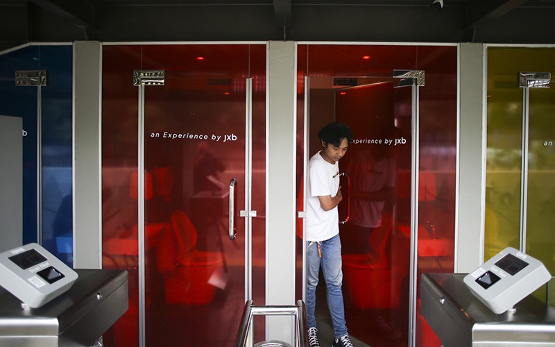 Penampakan Toilet Tembus Pandang ala Jepang di Jalan Jenderal Sudirman Jakarta - Bagian 1